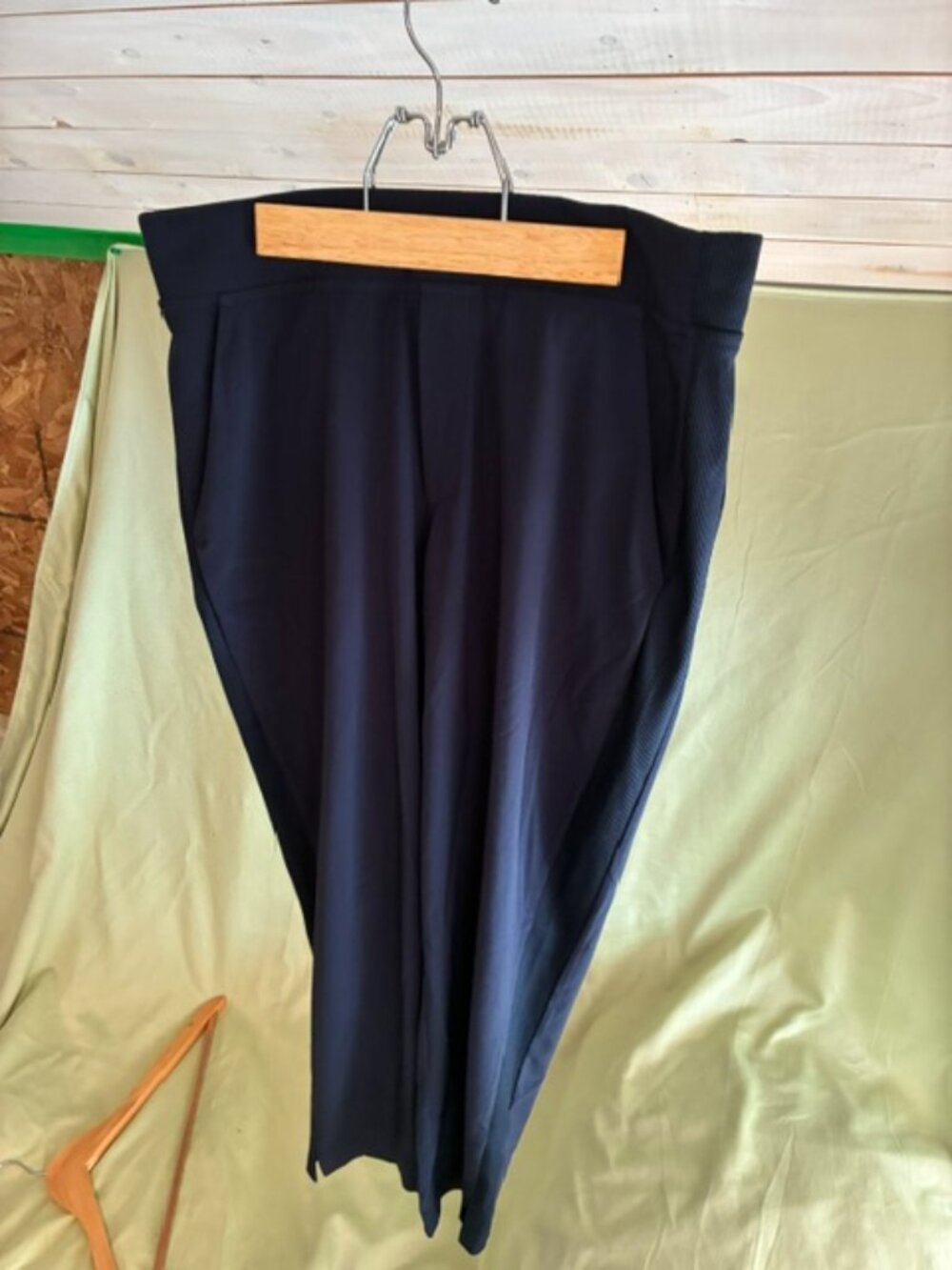 Navy Blue ATHLETA  Brooklyn Mid Rise tapered Pants, Textured stretch , size 8/P
